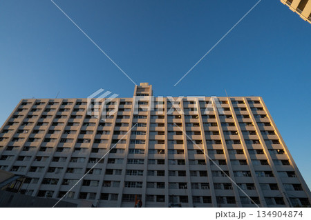 昭和に建てられた鉄筋の高層住宅、高度経済成長に建てられたアパートメント 昭和に建てられた鉄筋の高層住宅、高度経済成長に建てられたアパートメント 134904874