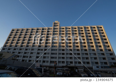 昭和に建てられた鉄筋の高層住宅、高度経済成長に建てられたアパートメント 134904875
