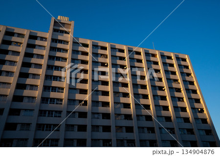 昭和に建てられた鉄筋の高層住宅、高度経済成長に建てられたアパートメント 134904876