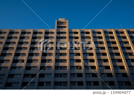昭和に建てられた鉄筋の高層住宅、高度経済成長に建てられたアパートメント 134904877