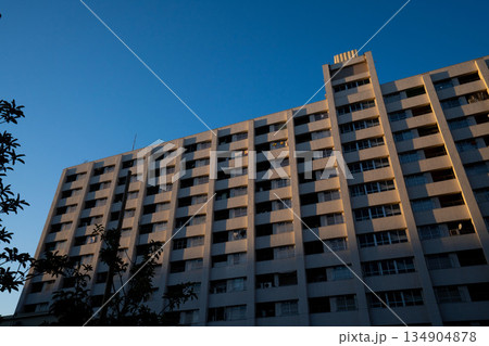 昭和に建てられた鉄筋の高層住宅、高度経済成長に建てられたアパートメント 昭和に建てられた鉄筋の高層住宅、高度経済成長に建てられたアパートメント 134904878