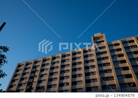昭和に建てられた鉄筋の高層住宅、高度経済成長に建てられたアパートメント 昭和に建てられた鉄筋の高層住宅、高度経済成長に建てられたアパートメント 134904879