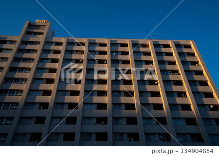 昭和に建てられた鉄筋の高層住宅、高度経済成長に建てられたアパートメント 134904884