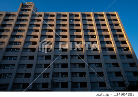 昭和に建てられた鉄筋の高層住宅、高度経済成長に建てられたアパートメント 昭和に建てられた鉄筋の高層住宅、高度経済成長に建てられたアパートメント 134904885