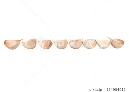 Garlic fell in a pile isolated on white background 134904911