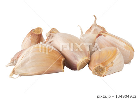 Garlic fell in a pile isolated on white background 134904912