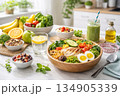 野菜たっぷりのヘルシーな朝食　サラダボウルとフルーツのある食卓 134905339