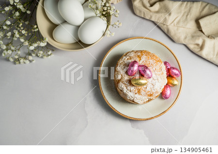 Easter cake with chocolate easter eggs, white easter eggs and gypsophila flowers. Spring holidays 134905461
