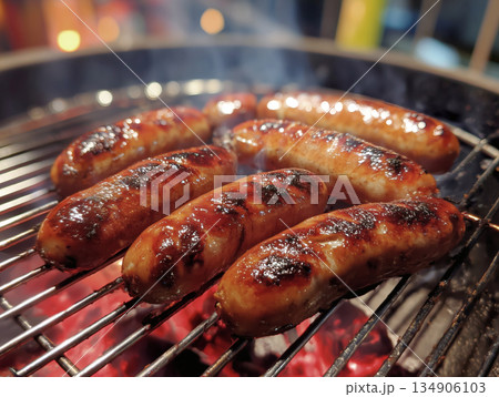 炭火でジューシーに焼かれるソーセージ 134906103