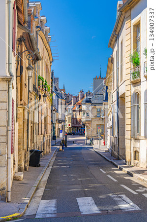 Street in Dijon city historical centre Street in Dijon city historical centre 134907337