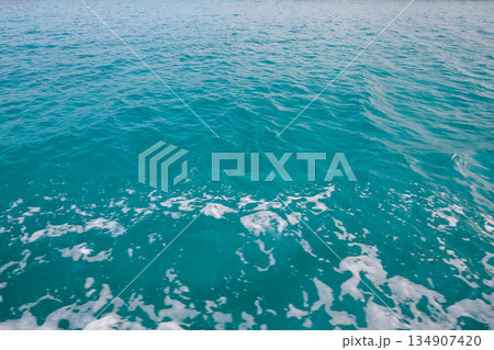 鮮やかなエメラルドグリーンの水面 134907420