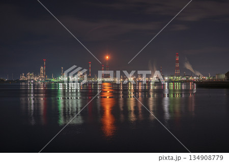 日本の三重県四日市市のとても美しい工場夜景 134908779
