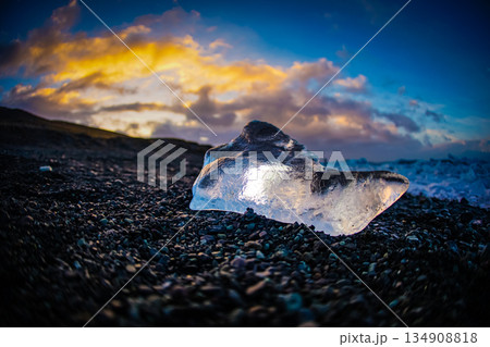 輝く氷の結晶(アイスランド) 輝く氷の結晶(アイスランド) 134908818
