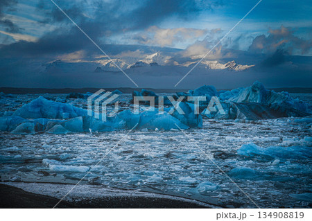 氷河湖と雪山の風景 134908819