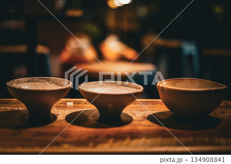 陶器の小鉢と木台 134908841