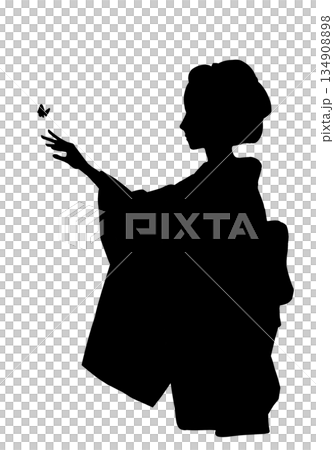 一位穿著和服、梳著日式髮型的女子伸手去抓蝴蝶（剪影） 134908898