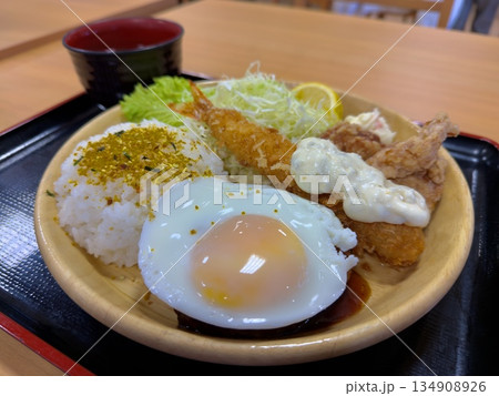 エビフライと唐揚げの定食プレート エビフライと唐揚げの定食プレート 134908926