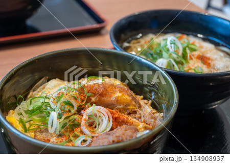 とても美味しい日本の立ち食いそば とても美味しい日本の立ち食いそば 134908937