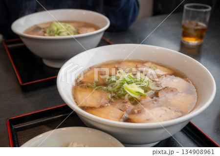 とても美味しい日本のラーメンと餃子 134908961