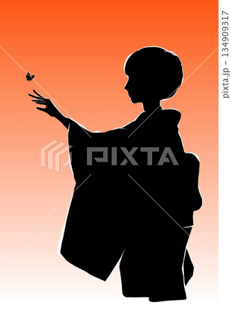 夕焼けの中、蝶に手を伸ばす着物の女性 134909317