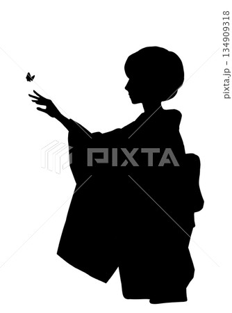 蝶に手を伸ばす着物を着た女性（シルエット） 134909318