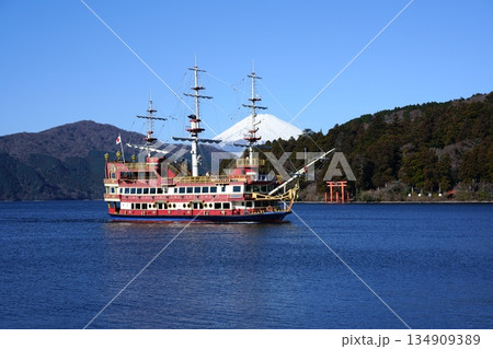 芦ノ湖と富士山 134909389