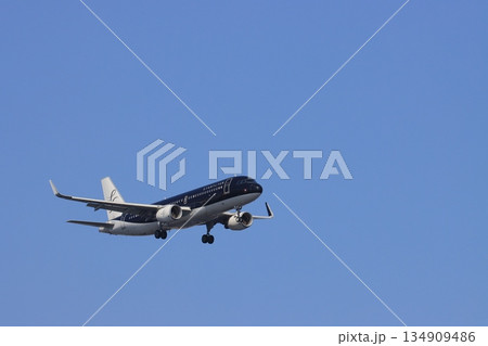 夏空を背景に着陸する旅客機　着陸進入するスターフライヤー機 134909486