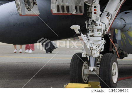 艦載機のノーズギア　エアクラフトランチバーを備えた艦載機の前輪 134909495