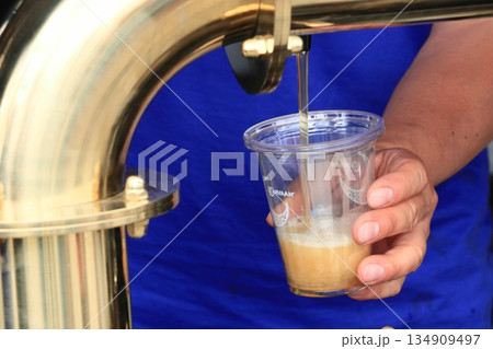 タップから注がれるビール クラフトビール ドラフトビール タップから注がれるビール クラフトビール ドラフトビール 134909497