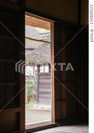 茅葺屋根と雨戸 茅葺屋根と雨戸 134909523