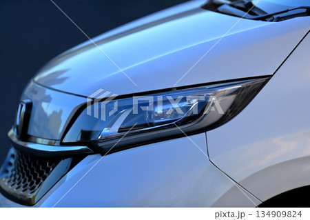 車のヘッドライト 134909824