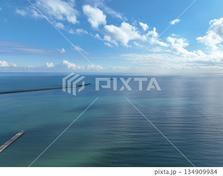 <空撮>青い海と空とフェリー <空撮>青い海と空とフェリー 134909984