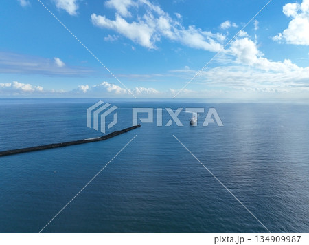 ＜空撮＞大洗港の岸壁に向かう大型フェリー 134909987