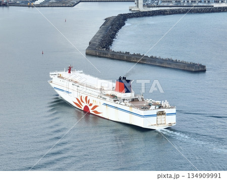 ＜空撮＞大洗フェリーターミナルに入港する　さんふらわあ・ふらの 134909991
