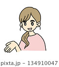 説明する女性イラスト 134910047