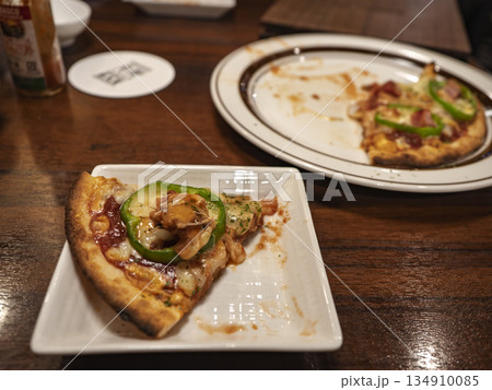 取り皿に取り分けた熱々ミックスピザ 134910085