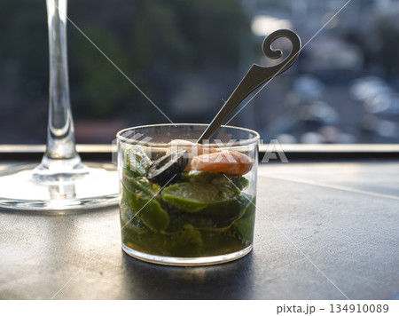 ワインを誘うエビと緑野菜のペペロンチーノ ワインを誘うエビと緑野菜のペペロンチーノ 134910089