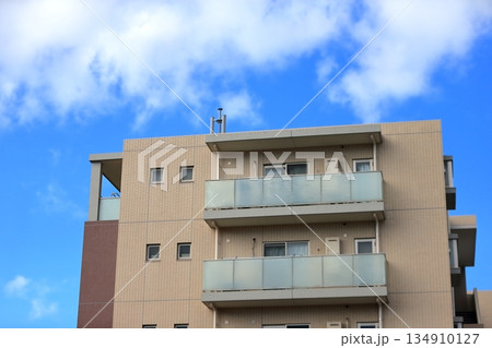 青空と集合住宅 134910127