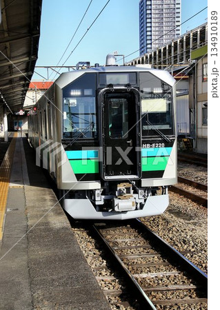 ハイテク化される『八高線』… 高崎駅に停車中の【HB-E220系】 134910189
