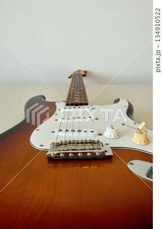 エレキギター「ボディ」側から「ネック」を見る エレキギター「ボディ」側から「ネック」を見る 134910522