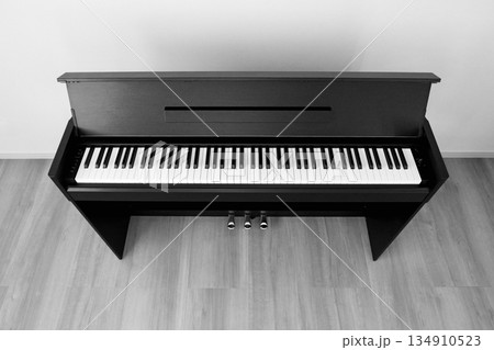 電子ピアノ「88鍵」上部アングル「白黒」 134910523