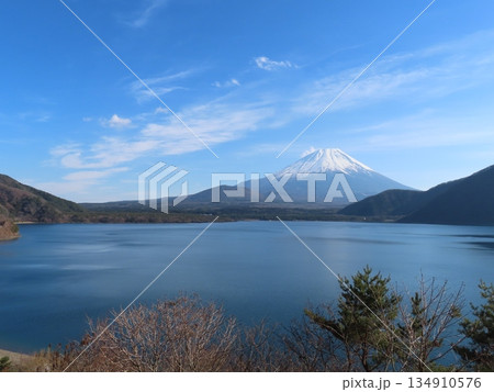 冬の晴れた日の本栖湖と富士山 134910576