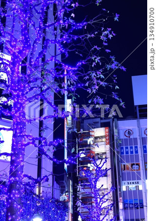 東京都渋谷区の青のイルミネーション 134910700