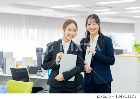 若い女性社員 134911175