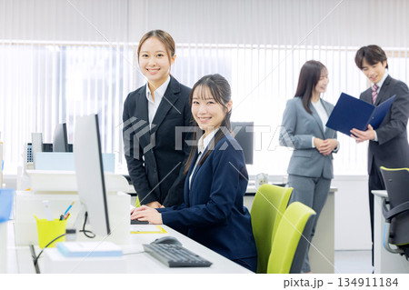 オフィスで働く人々 134911184
