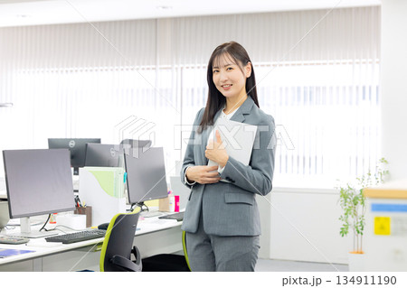 女性　スーツ　オフィス 134911190