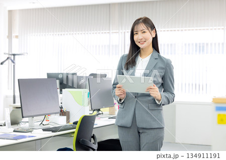 女性　スーツ　オフィス 134911191