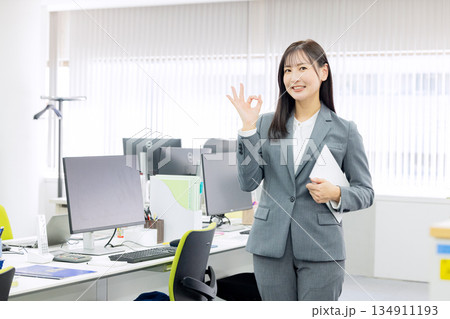 女性　スーツ　オフィス 134911193