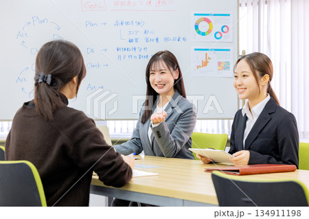 ミーティングをする女性 134911198