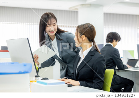 会社で働くビジネスウーマン　上司と部下 134911227